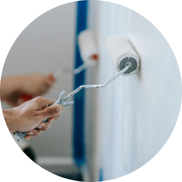 Tým profesionálních malířů vymalují zeď v domě na Vysočině